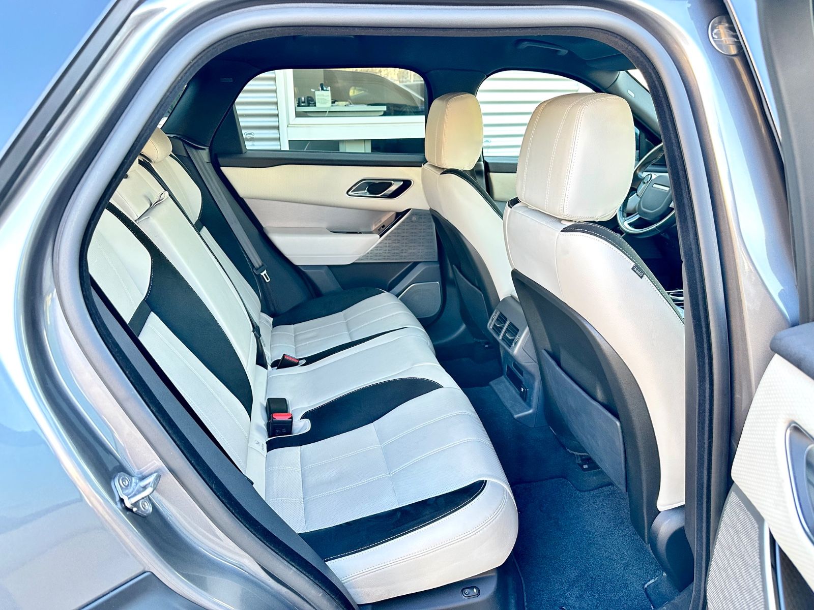 Fahrzeugabbildung Land Rover RANGE ROVER VELAR R-DYNAMIC*PANO+21`LM+MATRIX*