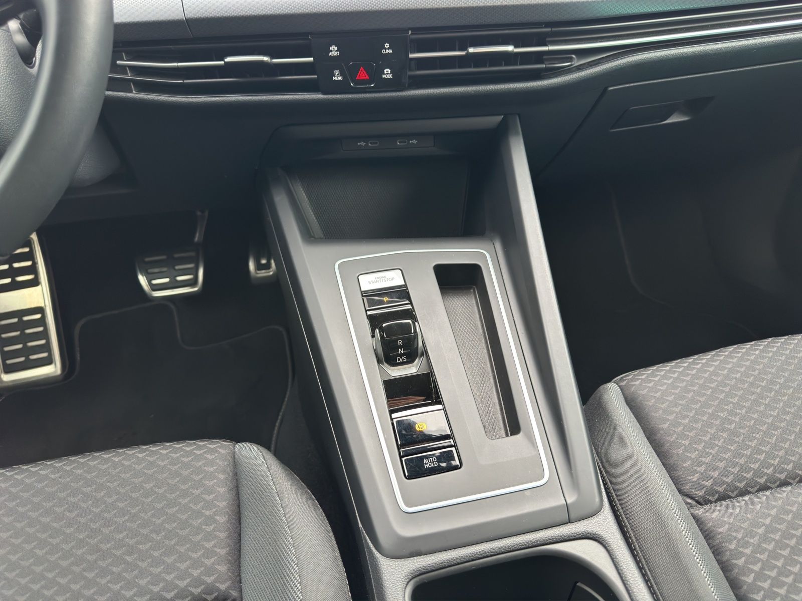 Fahrzeugabbildung Volkswagen Golf VIII Variant eTSI Active DSG NAVI AppConnec