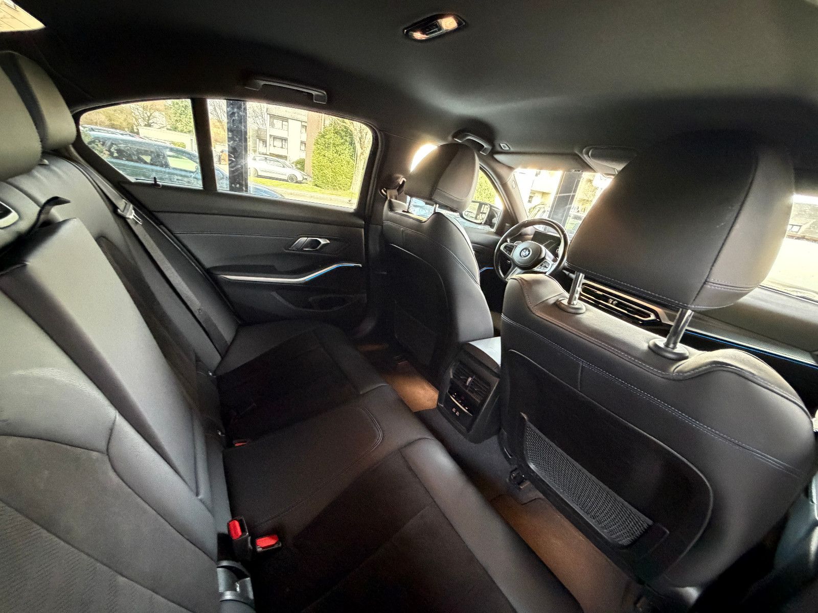 Fahrzeugabbildung BMW 320 d M Sport/M-PAKET/LED/SHADOW-LINE/AMBIENTE