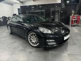 Porsche Panamera 4 - Porsche Panamera: Schwarz
