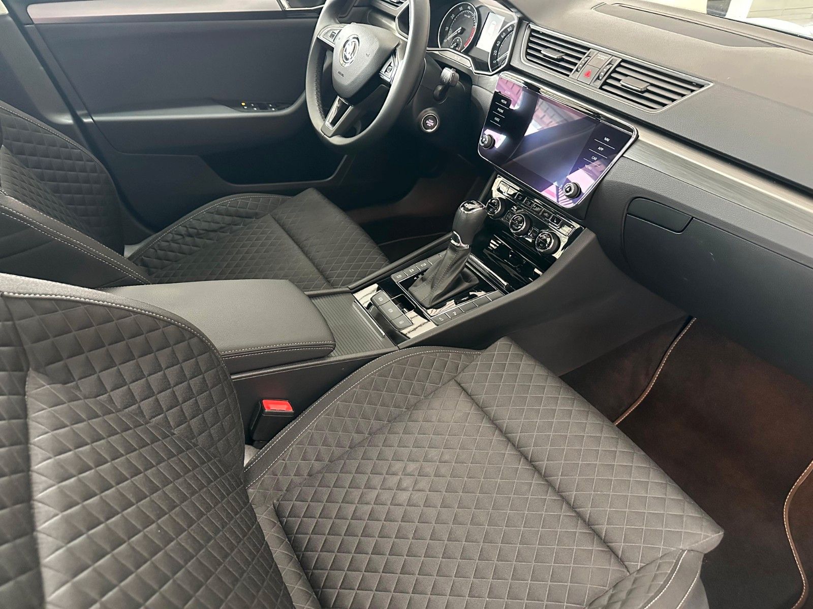 Skoda Superb Combi Style 4x4 PDC Tempo SHZ Kamera DAB foto 15