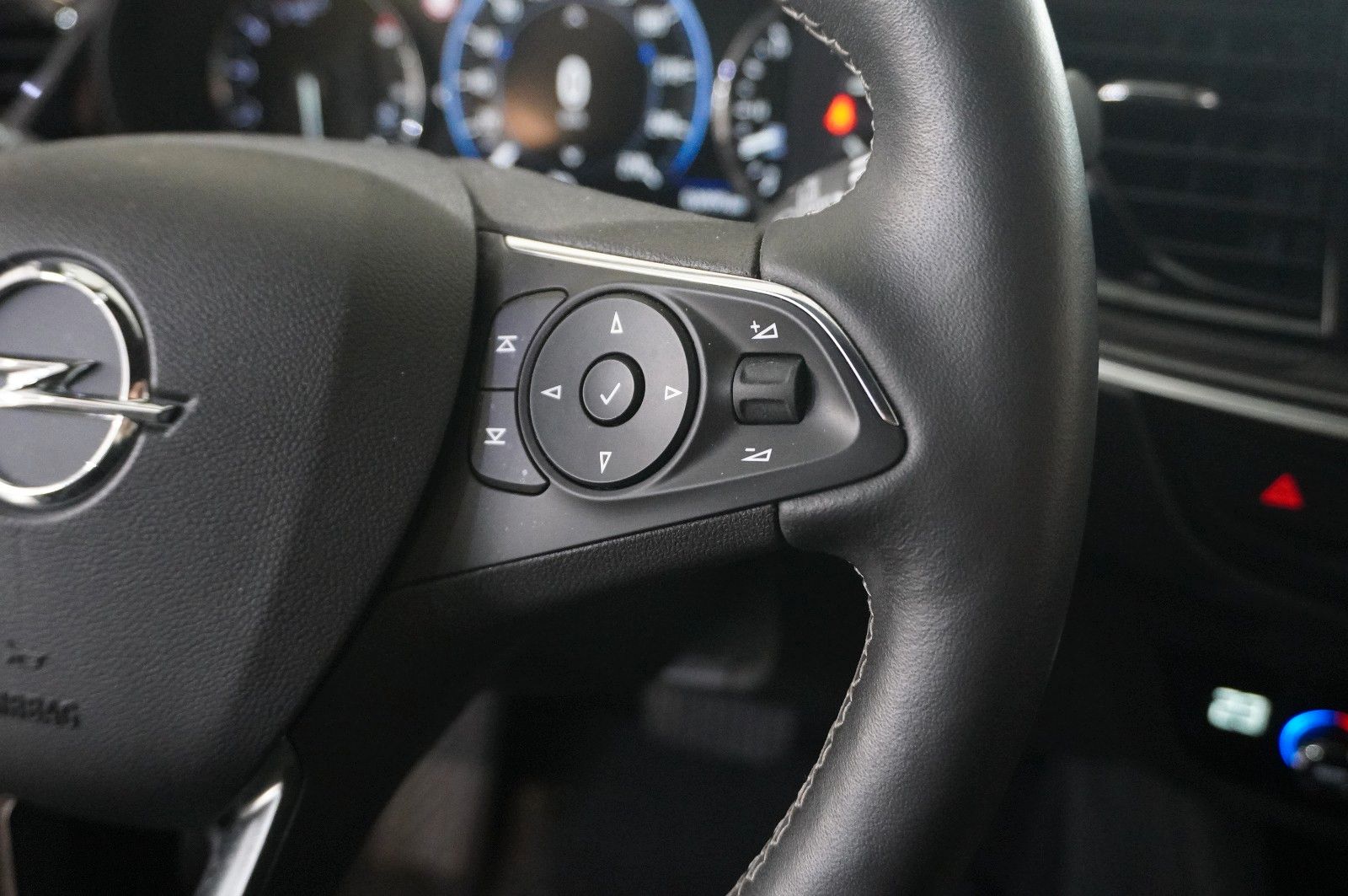 Fahrzeugabbildung Opel Insignia B ST 2.0D ELEGANCE NAVI/LED/KAMERA/DAB+