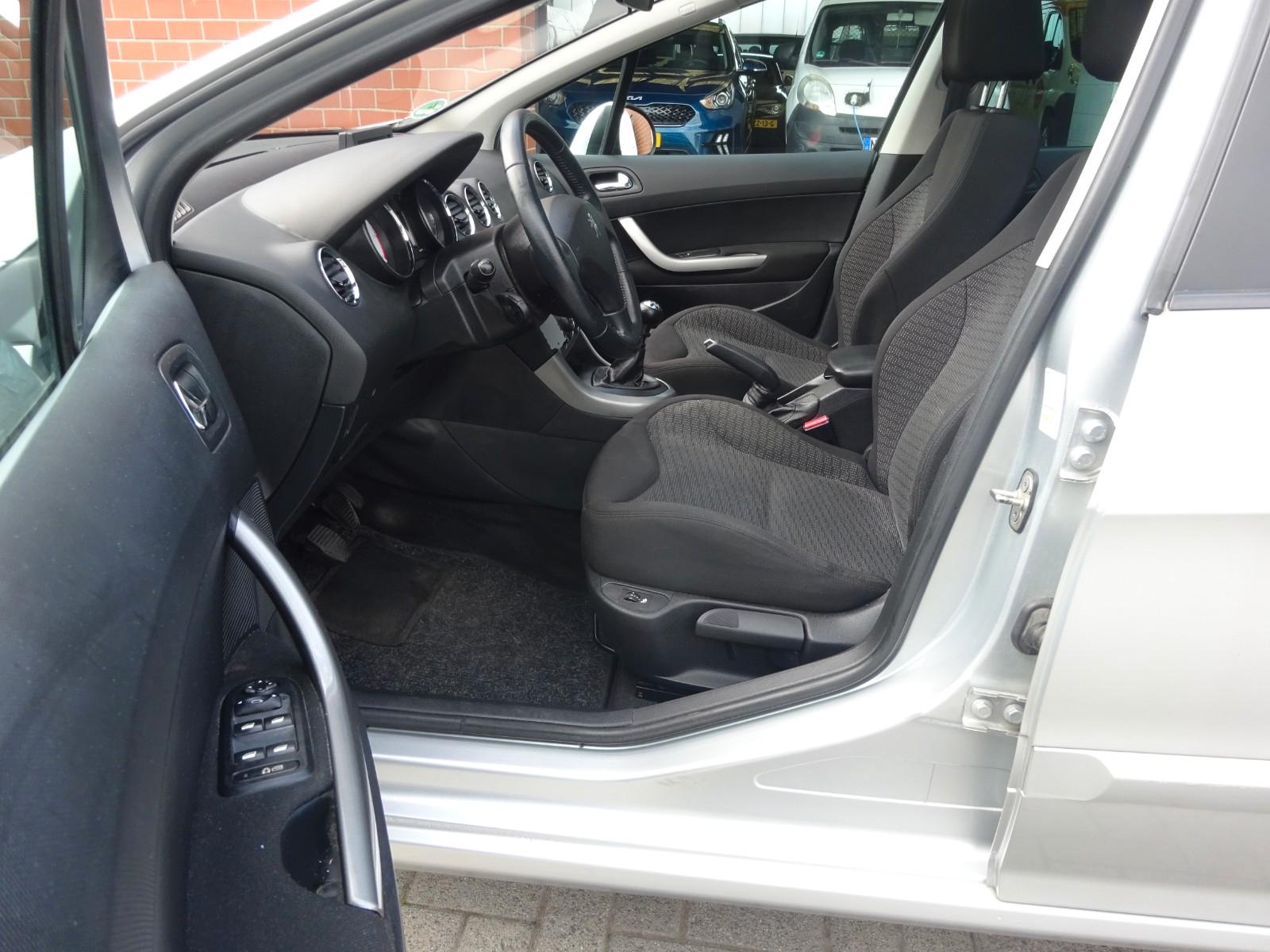 Peugeot 308 2011 — photo 11