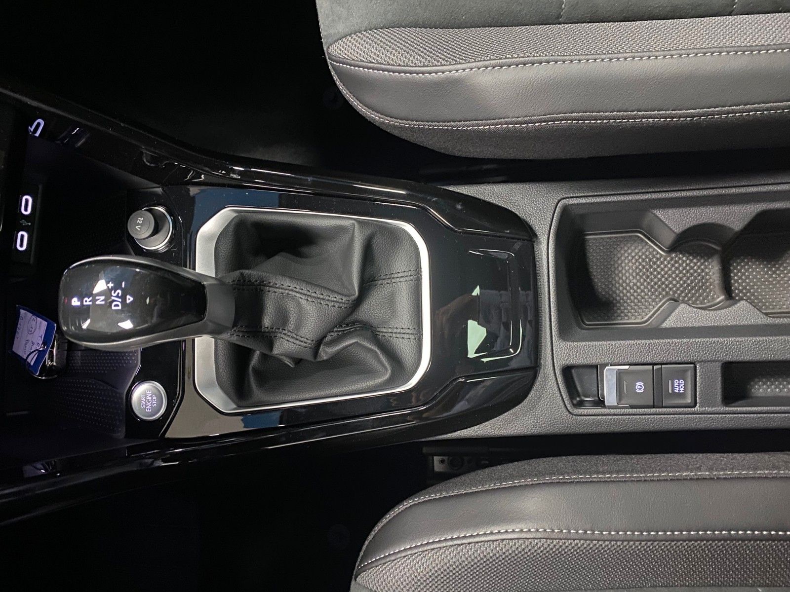 Fahrzeugabbildung Volkswagen T-Roc 1.5 TSI DSG+STYLE+PANORAMA+AHK+GARANTIE+BC