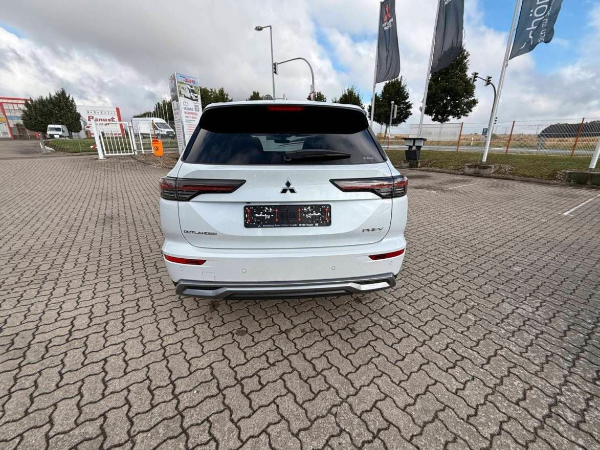 Fahrzeugabbildung Mitsubishi Outlander Plug-in Hybrid Select 2.4