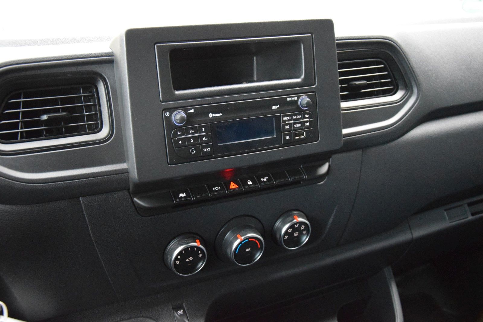Fahrzeugabbildung Renault Master III Kasten L2H2 Klima PDC LED 3,5t