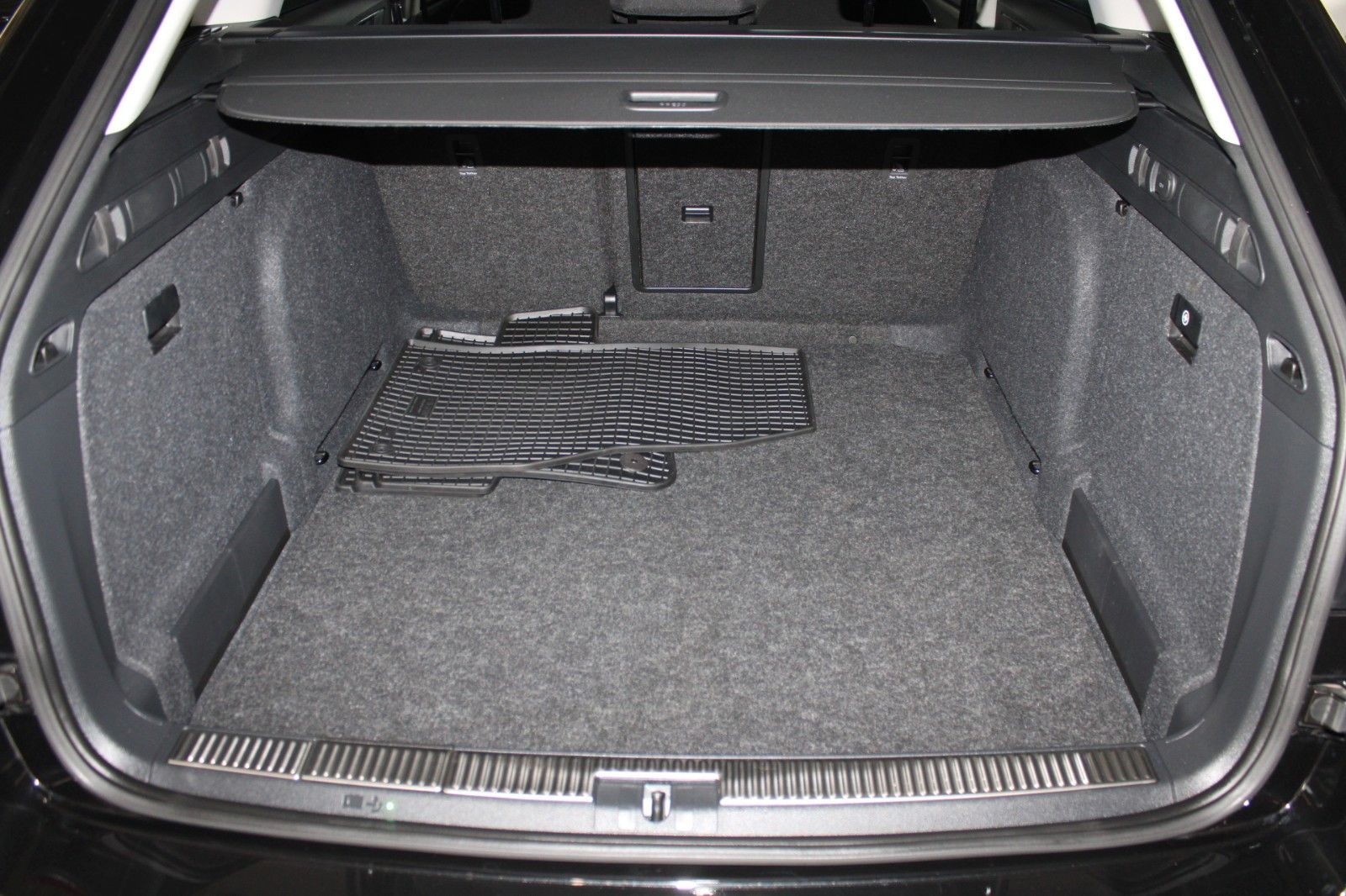 Fahrzeugabbildung SKODA Superb 2.0 TDI DSG STYLE COMBI LED AHK ACC uvm.