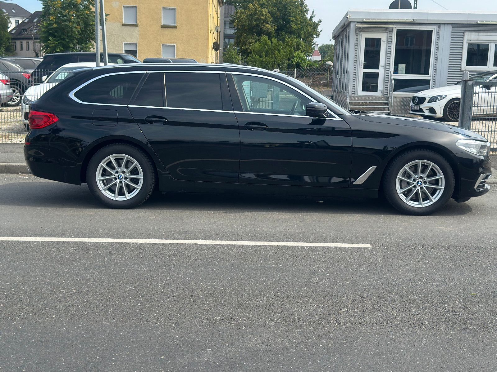Fahrzeugabbildung BMW 530 d TOURING LUXURY LINE*AHK+PANO+MOD.2020*