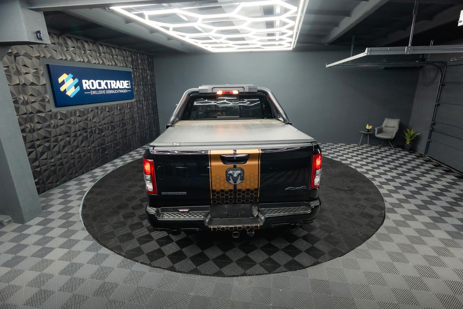 Fahrzeugabbildung Dodge RAM 5.7 V8 HEMI 4x4 Offroad Night-Edition LPG
