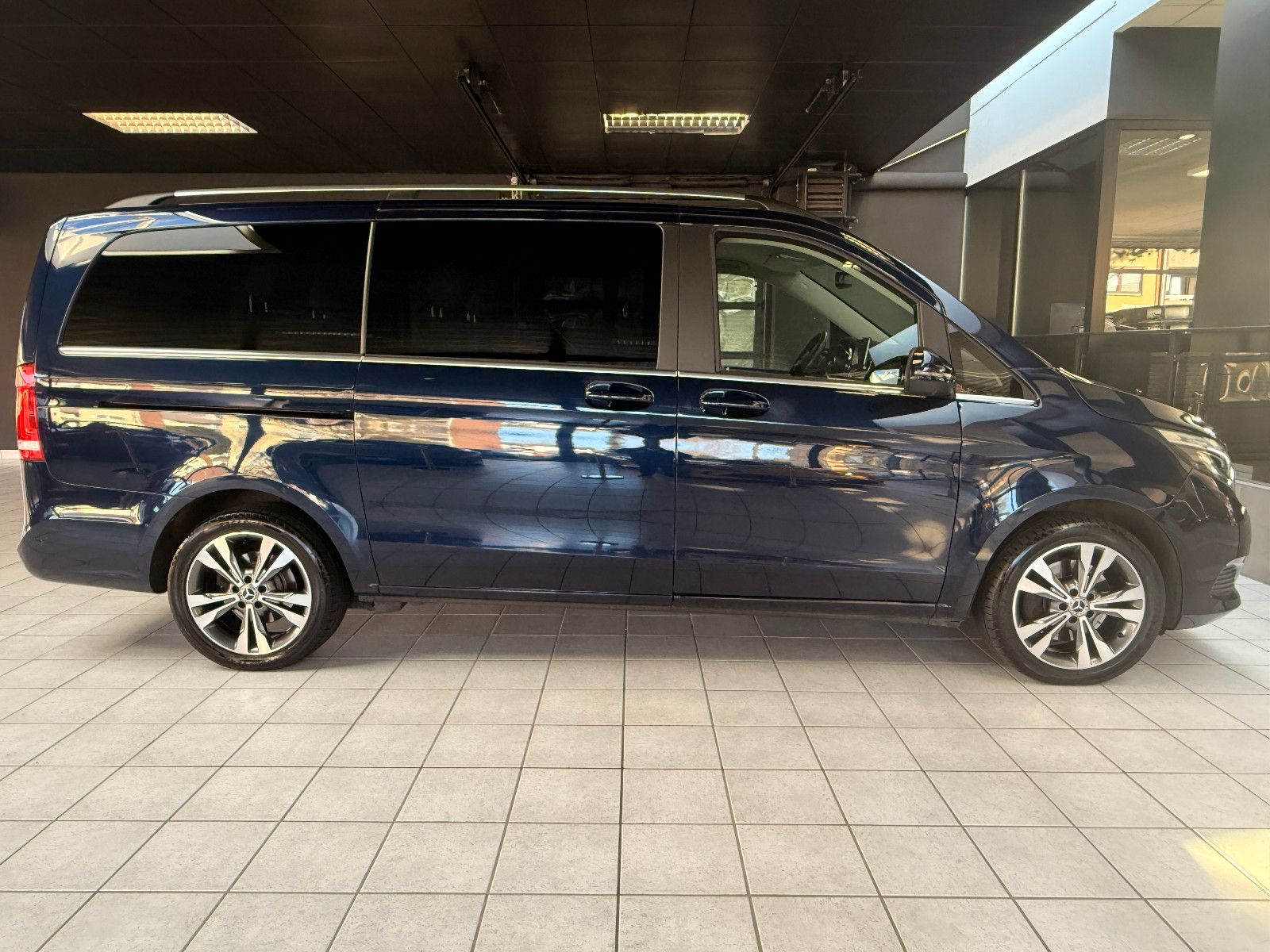 Fahrzeugabbildung Mercedes-Benz V 250/AVANTGARDE/LANG/4MATIC/LEDER/LED/NAVI/6SIT