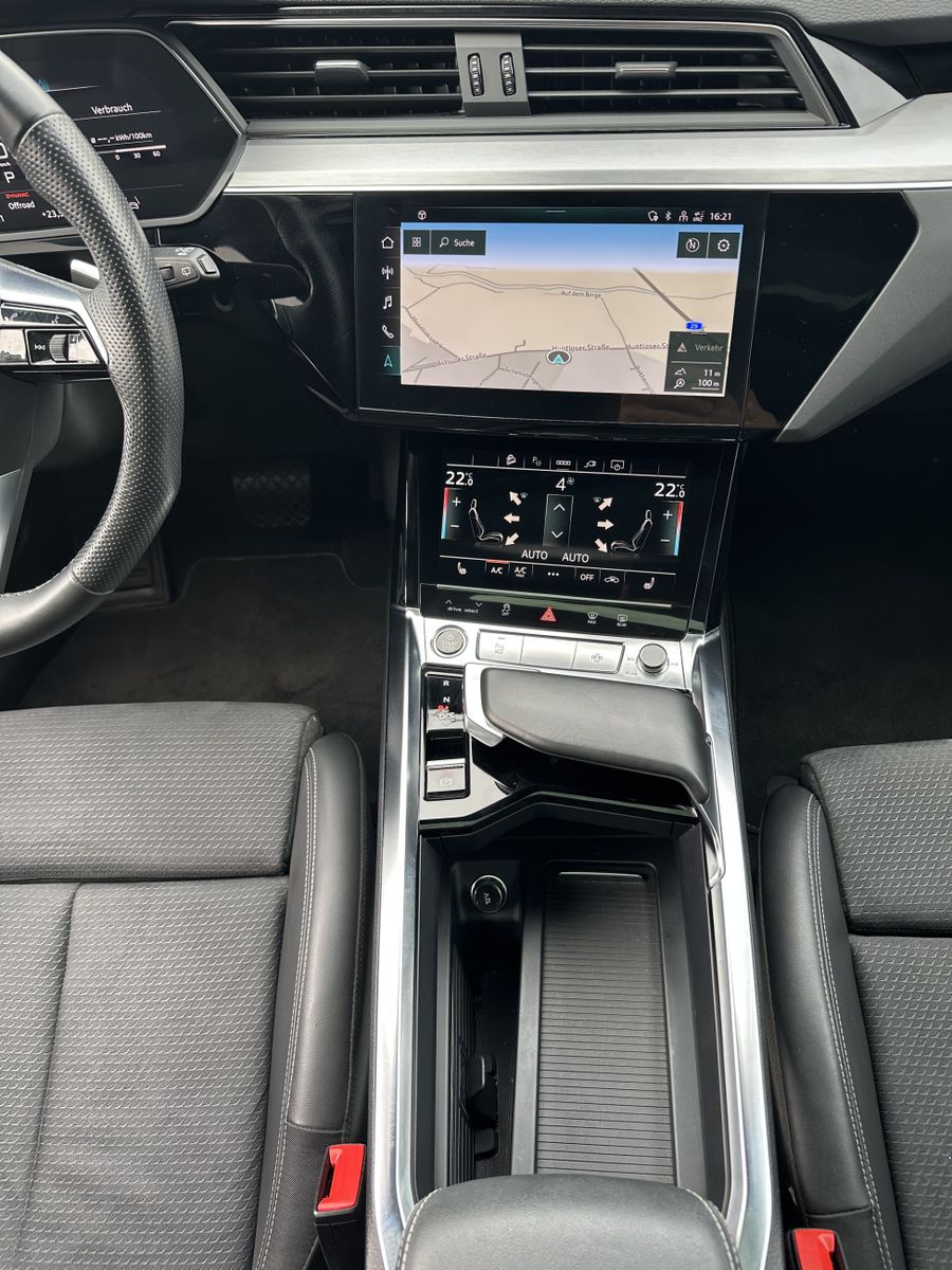 Fahrzeugabbildung Audi e-tron 55 S-Line NAV+LED+PANO+AHK+LUFTFEDERUNG