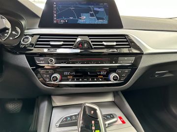 Fahrzeugabbildung BMW 530e iP Kamera Alarm LiveCockpitPlus Sport