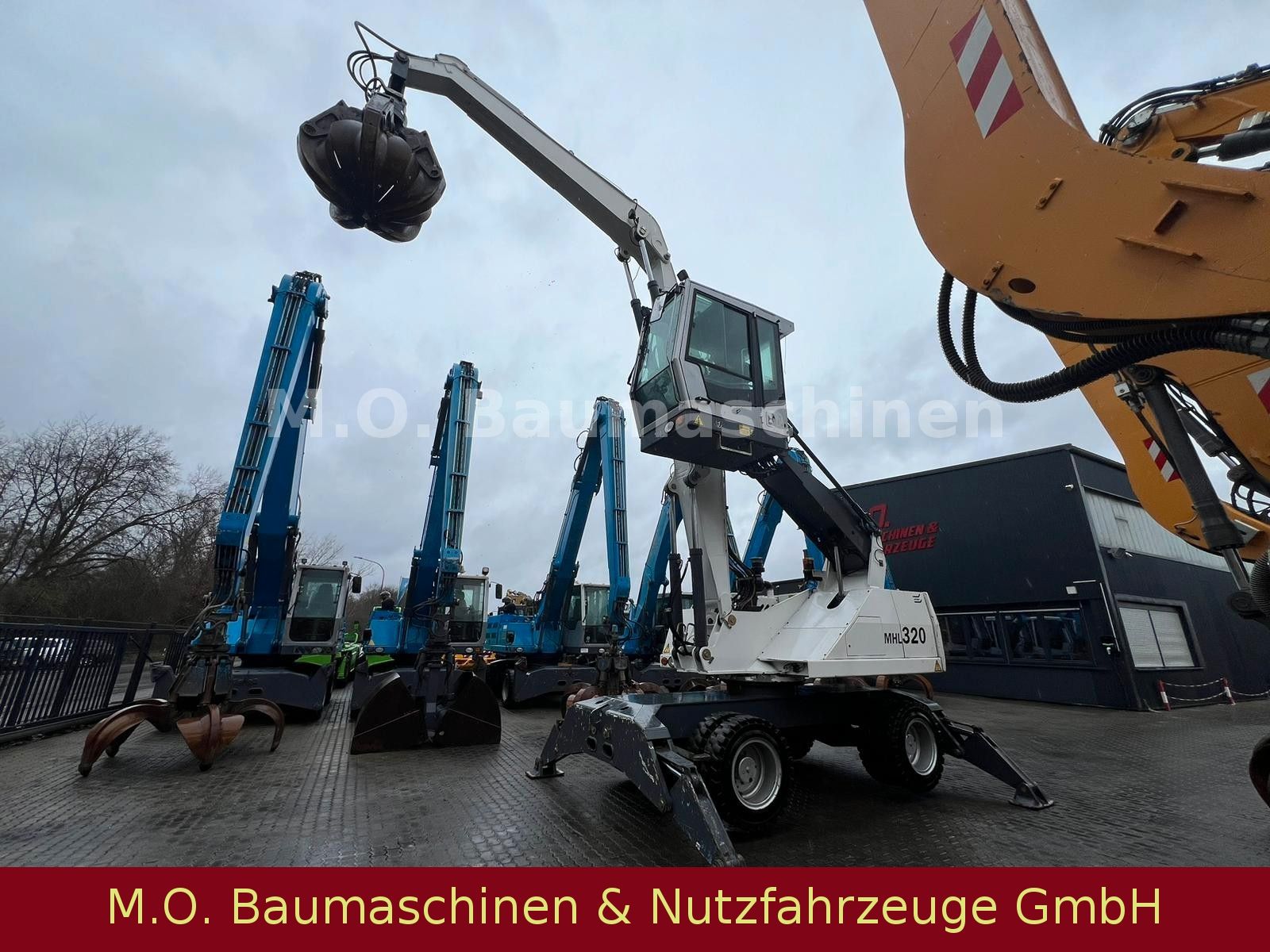 Fahrzeugabbildung Fuchs Terex MHL 320 / Polyp/ Liftkabine/