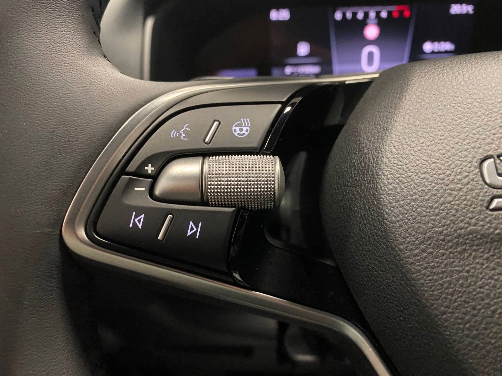 Fahrzeugabbildung SKODA Karoq 1.5 TSI DSG Selection+AHK+KAMERA+16"ALU+BC