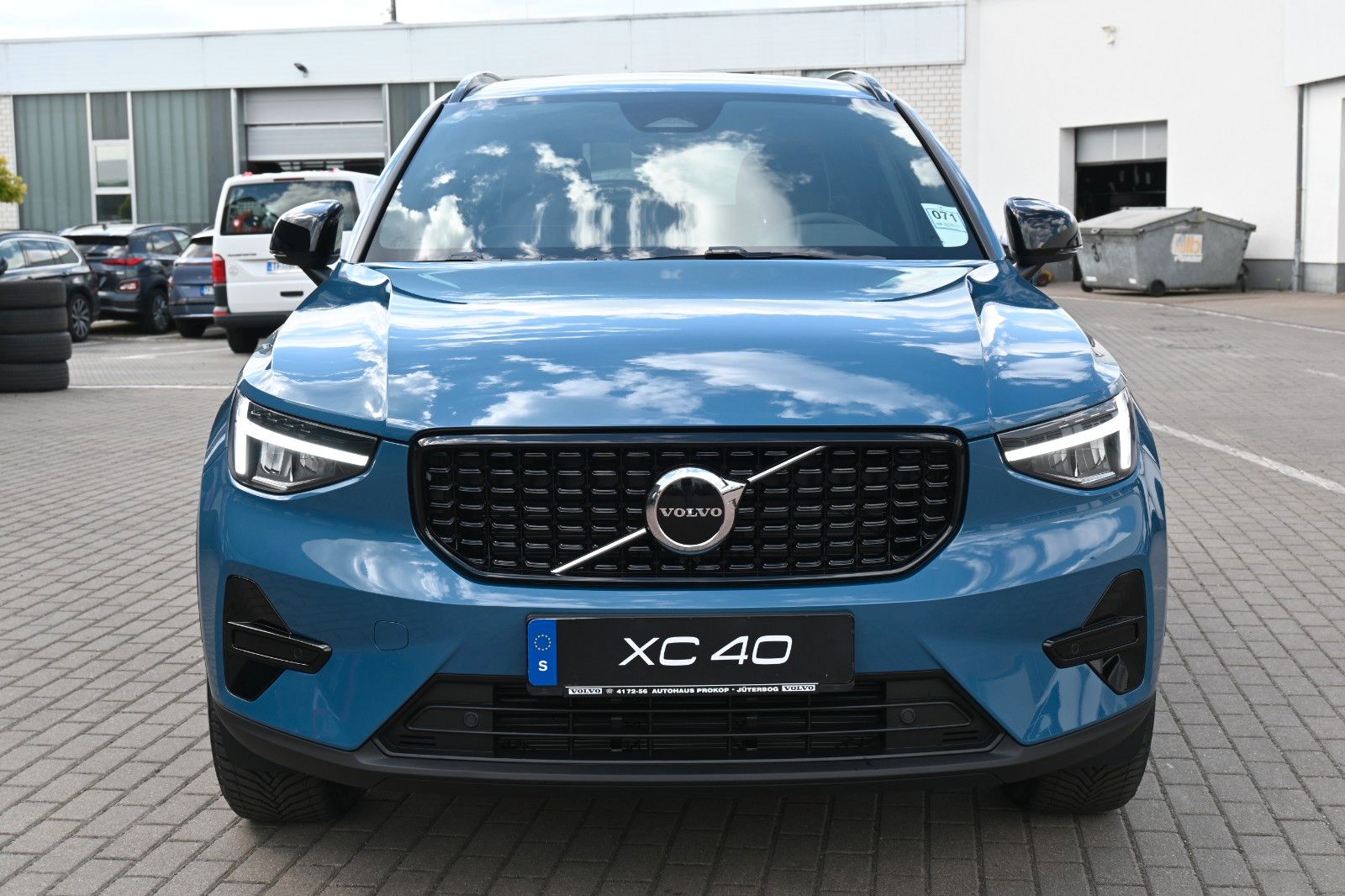 Fahrzeugabbildung Volvo XC40 B4 DKG Plus Dark*FSHZG*H&K*BLIS*ACC*AHK