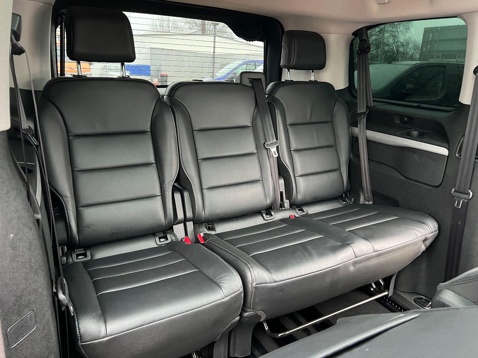 Fahrzeugabbildung Peugeot Traveller Business VIP L2 7-SITZER ABSOLUT VOLL