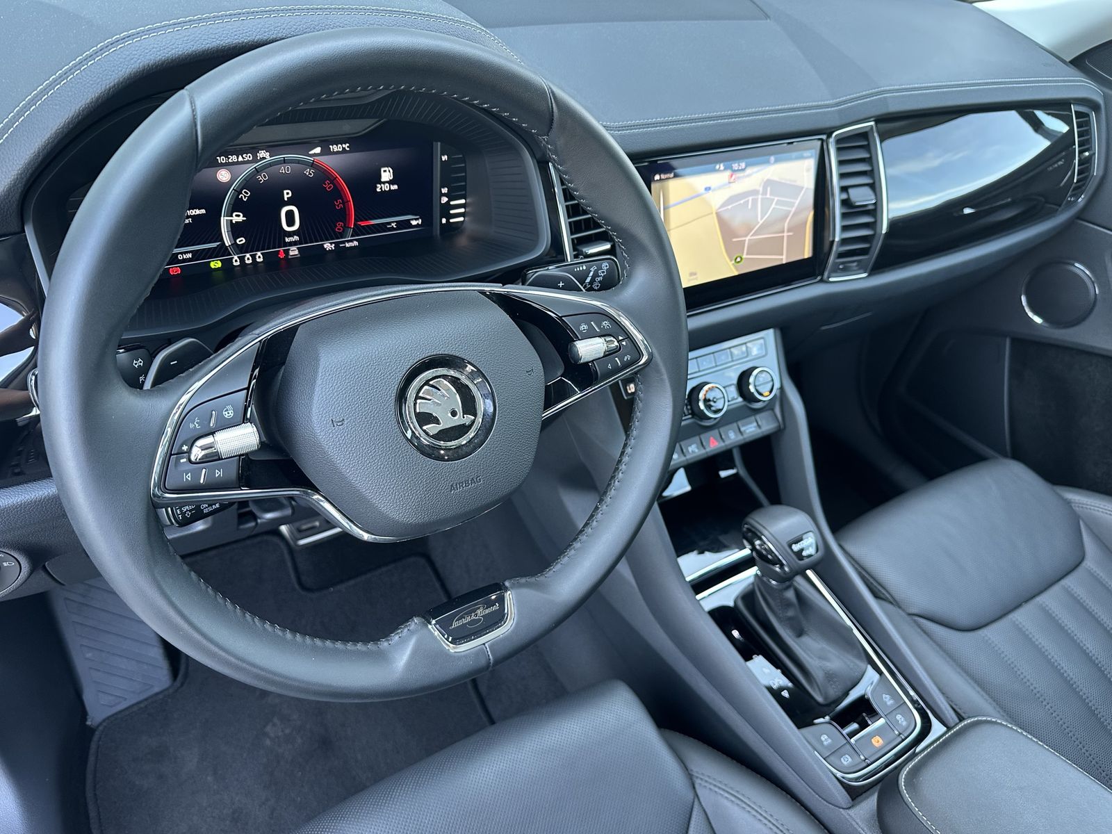 Fahrzeugabbildung SKODA Kodiaq 4x4 L&K NAV+MATRIX+360+PANO+AHK+STANDHEIZ