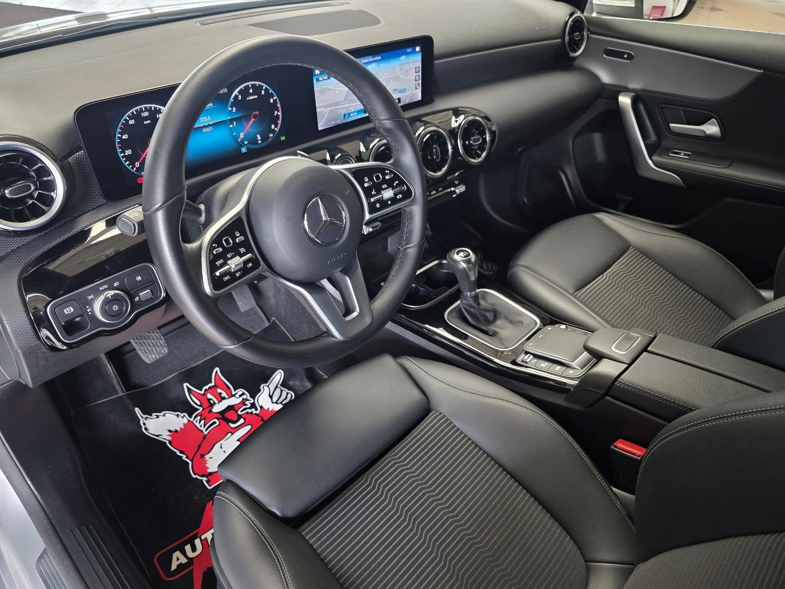 Fahrzeugabbildung Mercedes-Benz A 200 /LED/Navi/MBUX/DAB/VZE/Park-As./Induktion