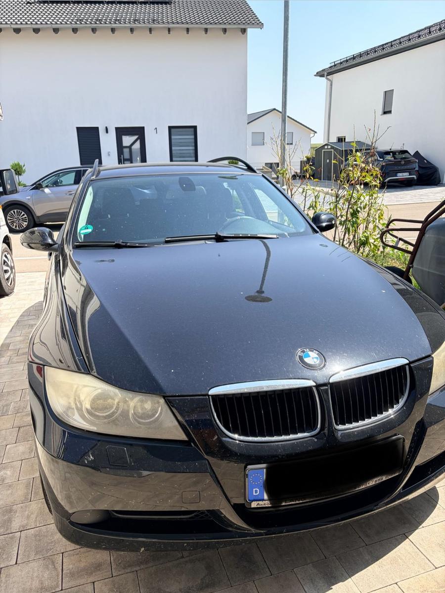 BMW 320 2007 — rear view