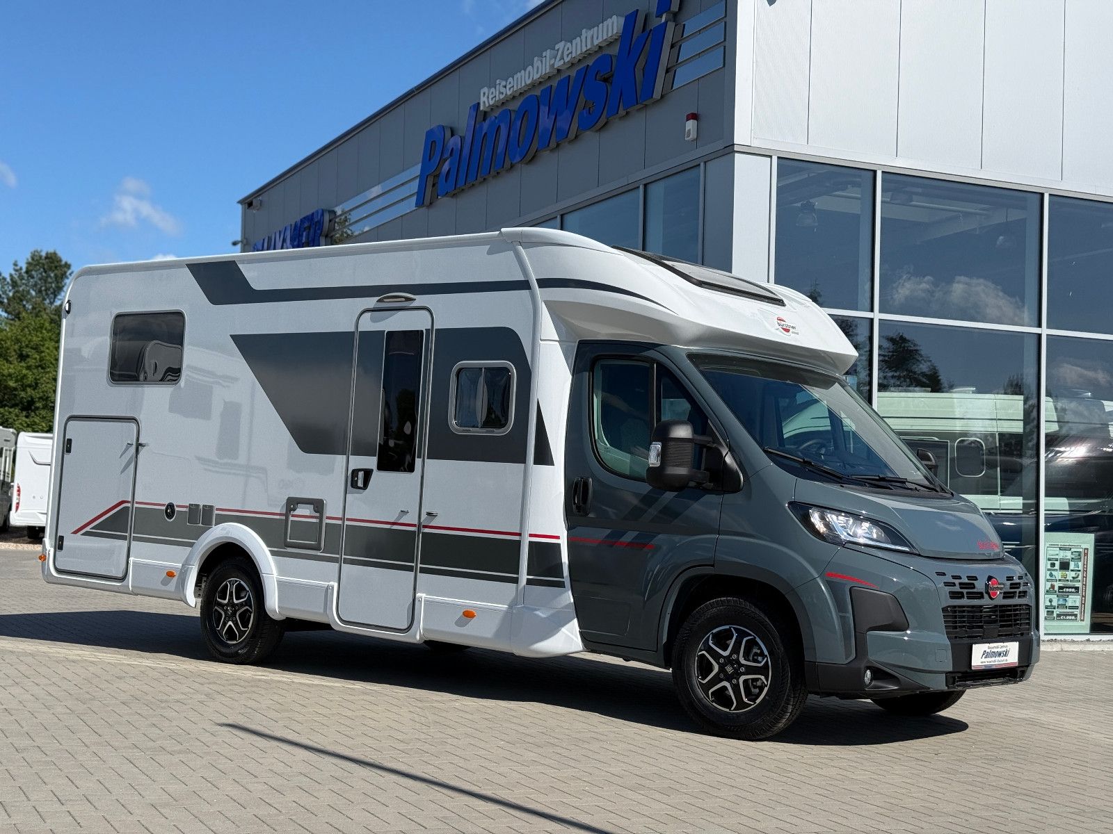 Fahrzeugabbildung Bürstner Lyseo Time Skyline 726G - Sie sparen 11.989€