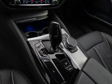 Fahrzeugabbildung BMW 520d Luxury Line Kamera HUD DAB AHK Alarm 19Zoll