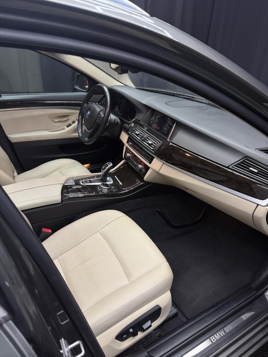 BMW 530D XDRIVE 258ch - TOIT PANORAMIQUE - CUIR DAKOTA - SIÈGES CHAUFFANTS - GPS PROFESSIONAL - SUSPENSION PNEUMATIQUE