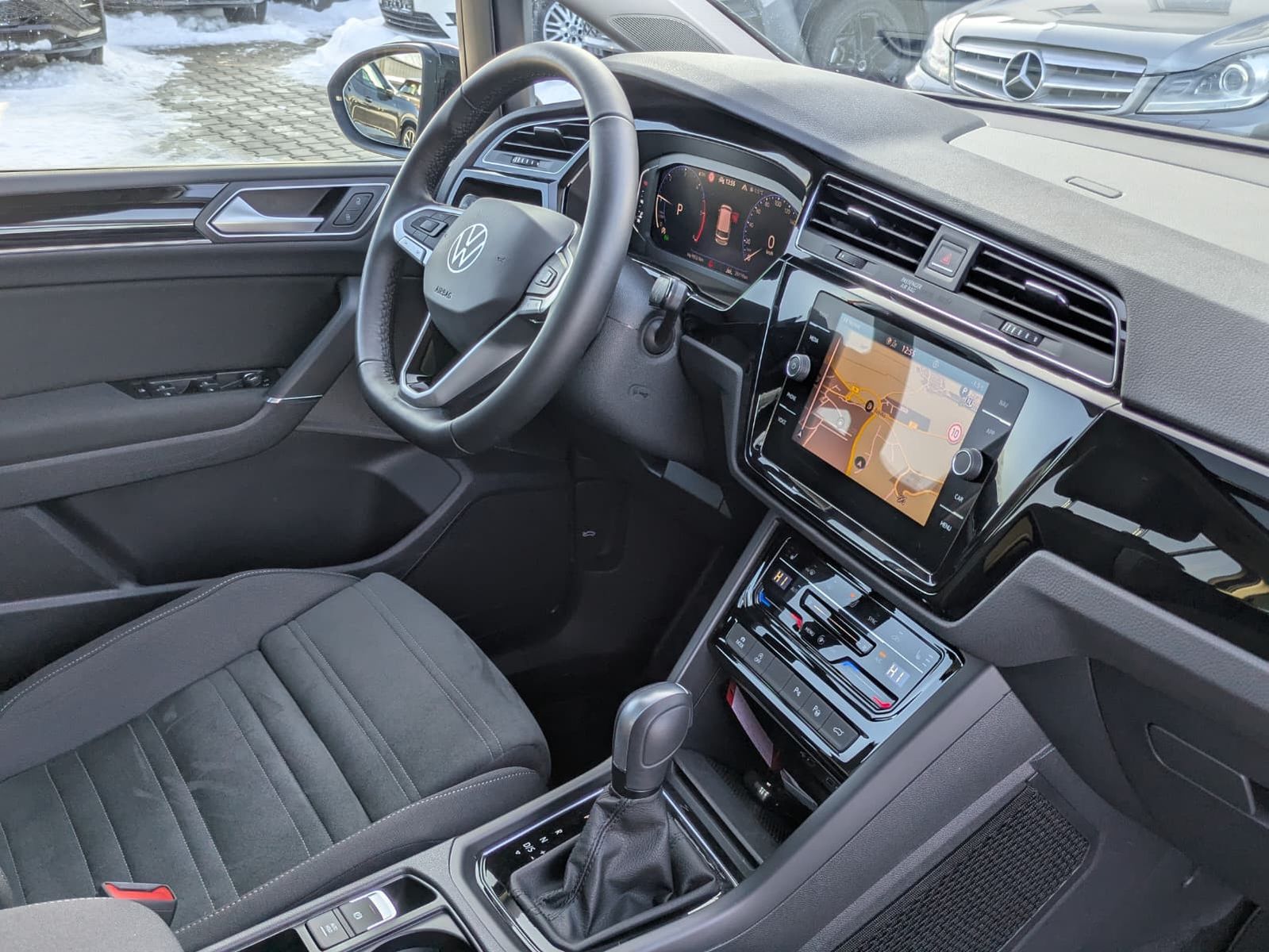 Fahrzeugabbildung Volkswagen Touran 2.0 DSG R-Line High BLACK Pano 7Si IQ AHK