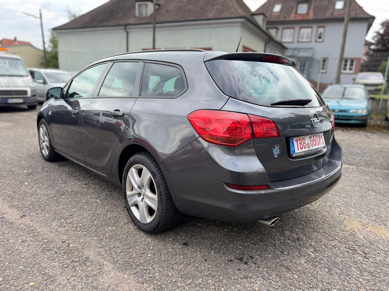 Opel Astra 2011 — photo 6