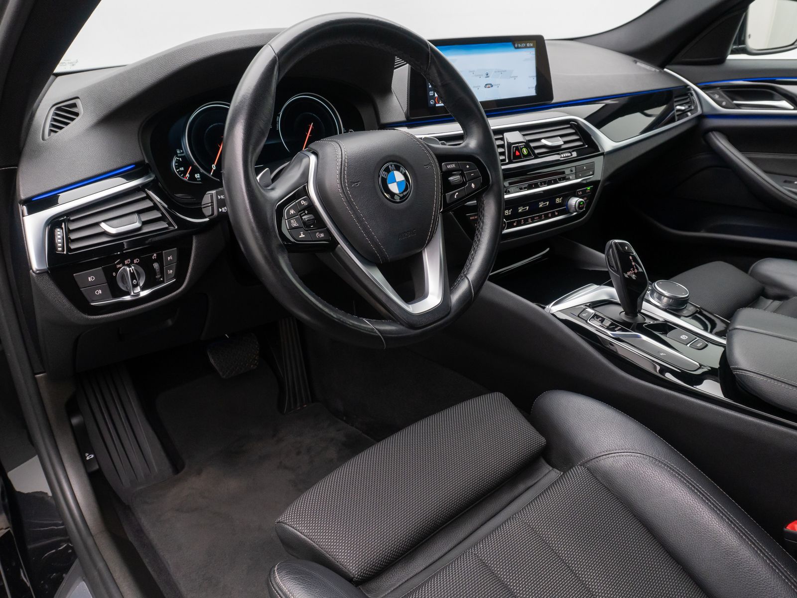 Fahrzeugabbildung BMW 530d Sport Line ACC Kamera HUD HiFi DisplayKey