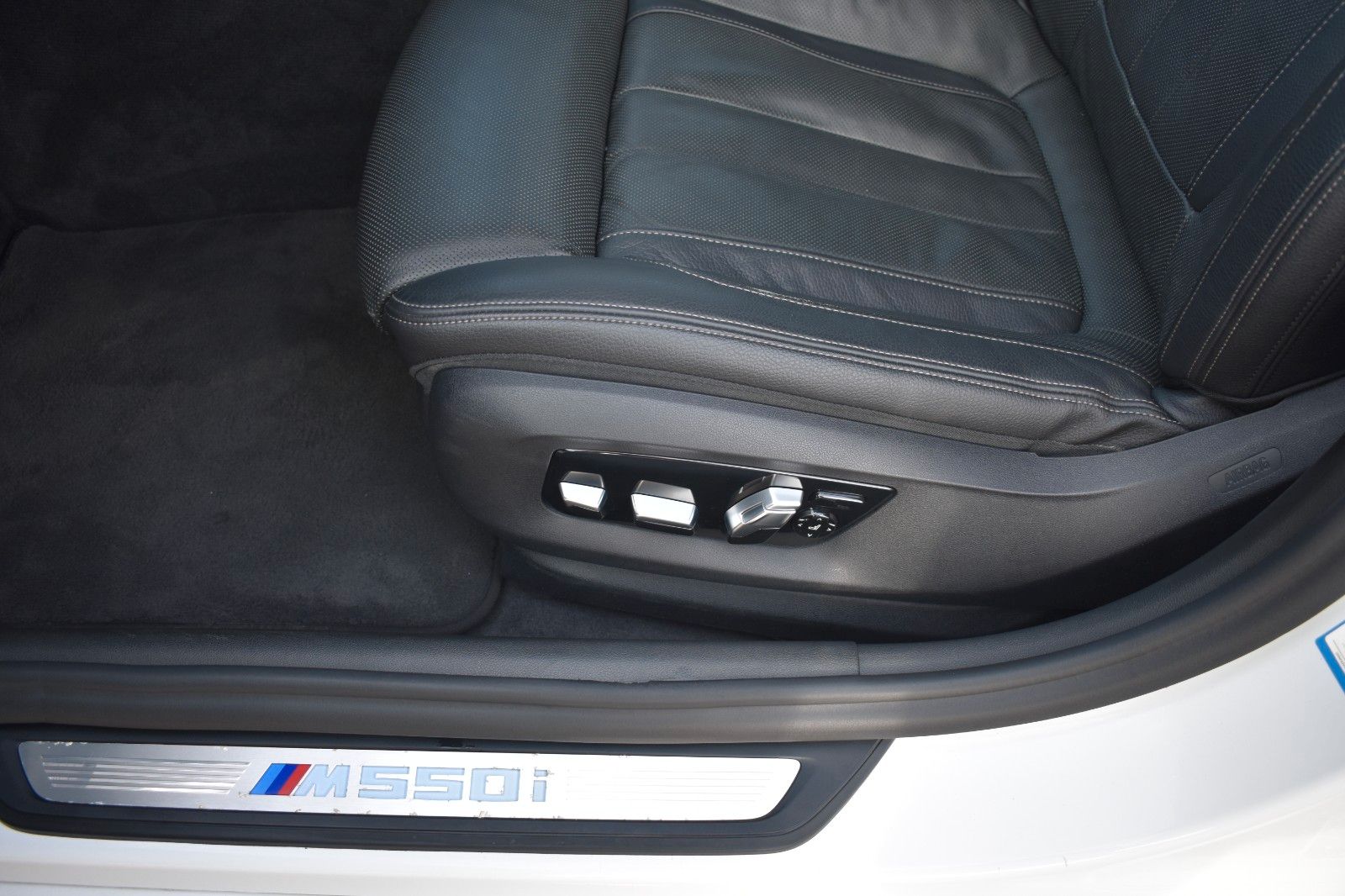 Fahrzeugabbildung BMW M550 i Limo. xDrive DAB Gestik Massage HUD ATM