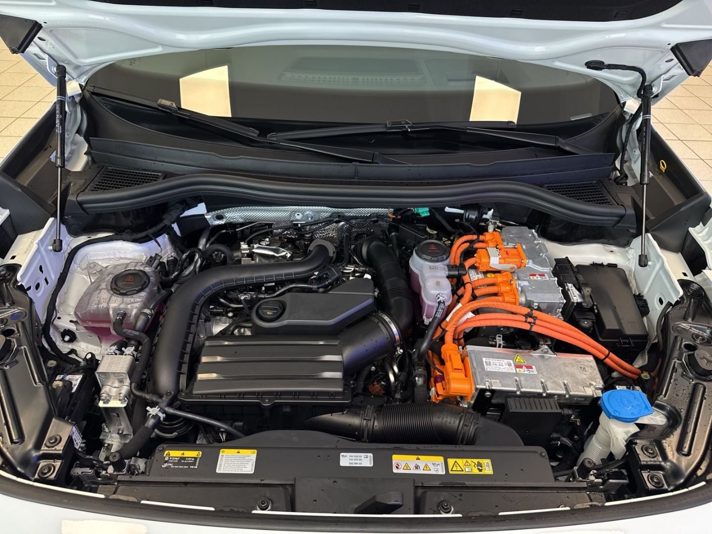 Fahrzeugabbildung Volkswagen Tayron R-Line 1.5 eHybrid OPF DSG HUD AD El. Pan