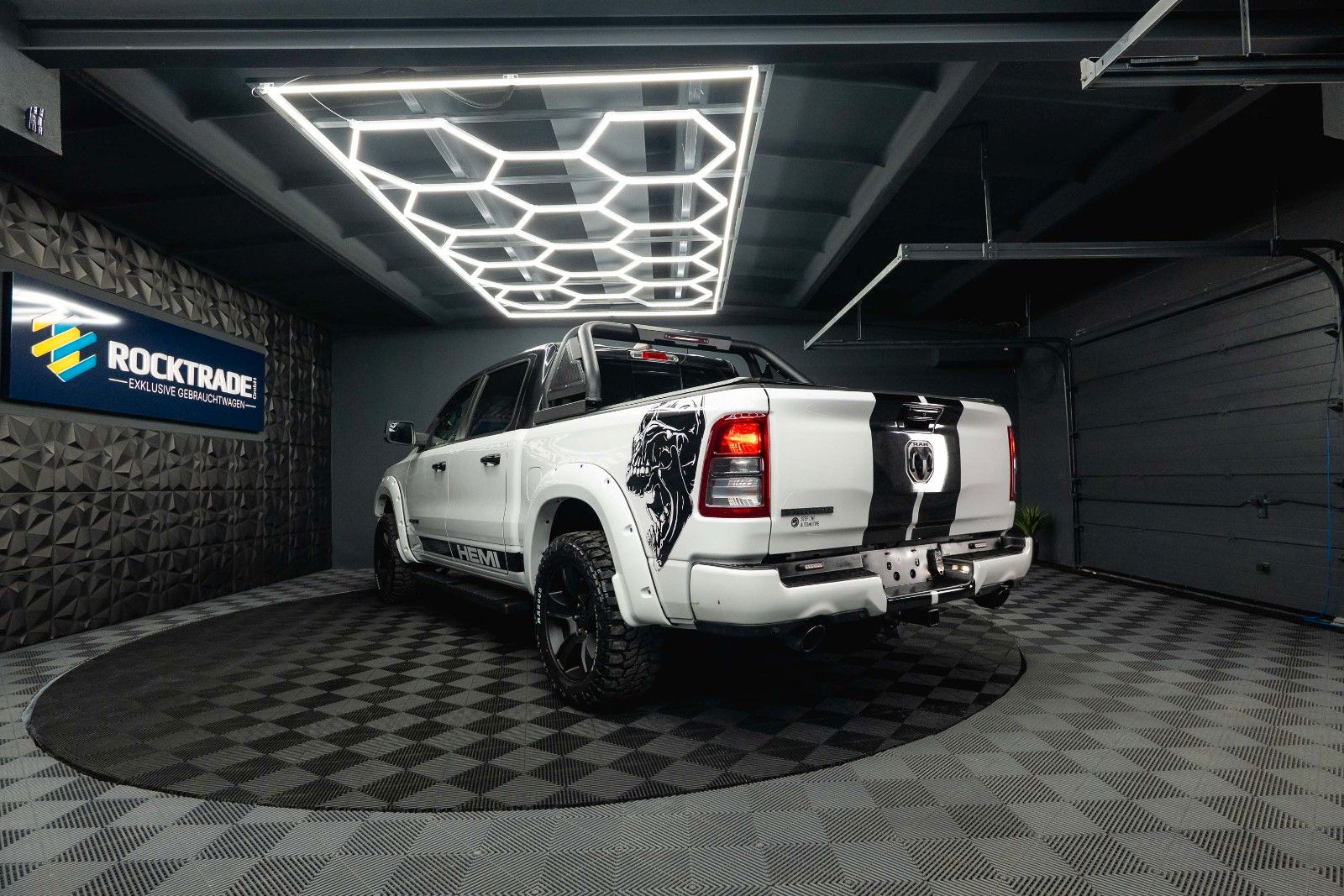 Fahrzeugabbildung Dodge RAM 5.7 V8 HEMI OFFROAD Night Limited 19% LED