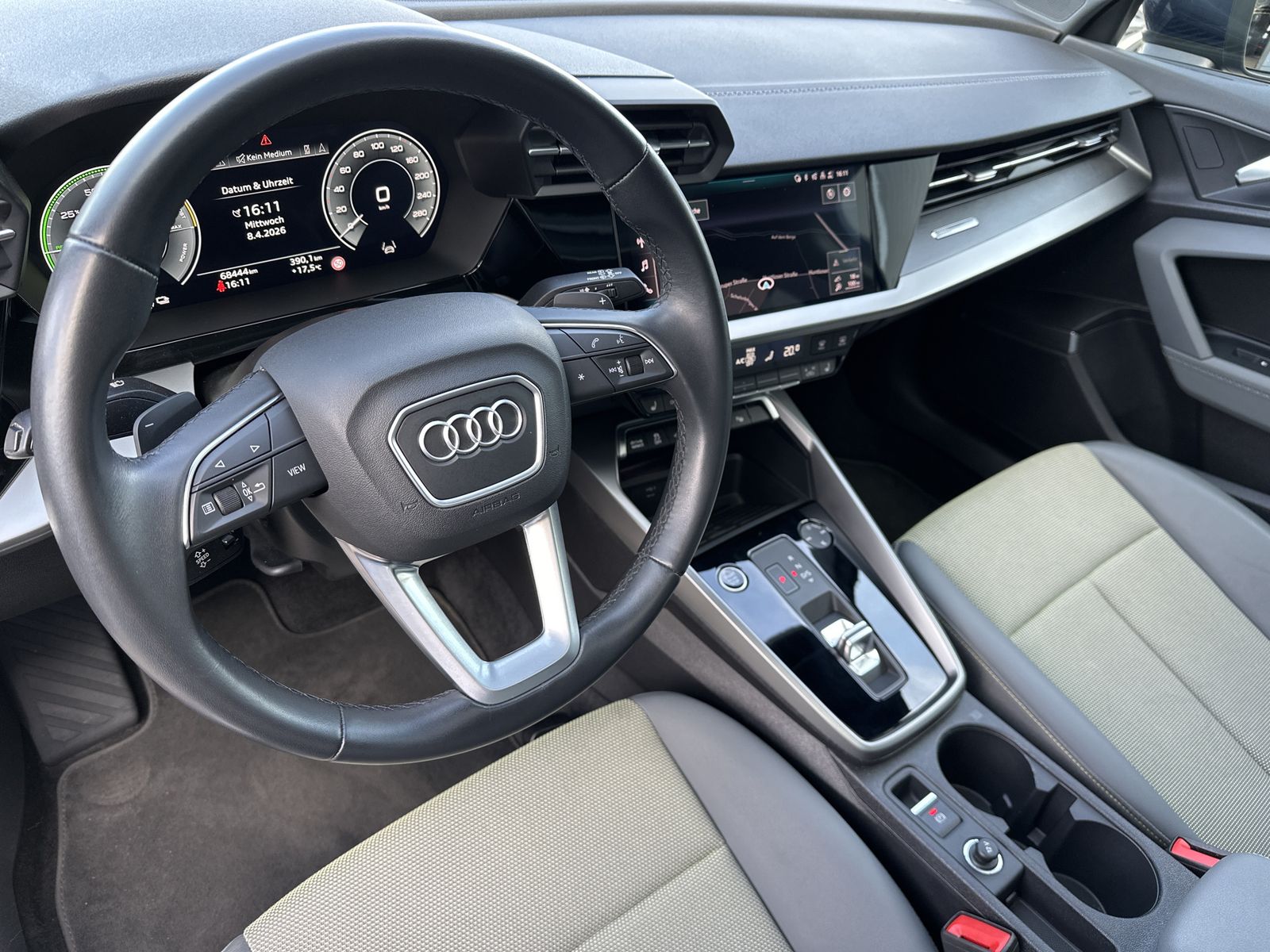 Fahrzeugabbildung Audi A3 SpB 40 TFSI e NAV+LED+PANO+CARPLAY+V-COCKPIT
