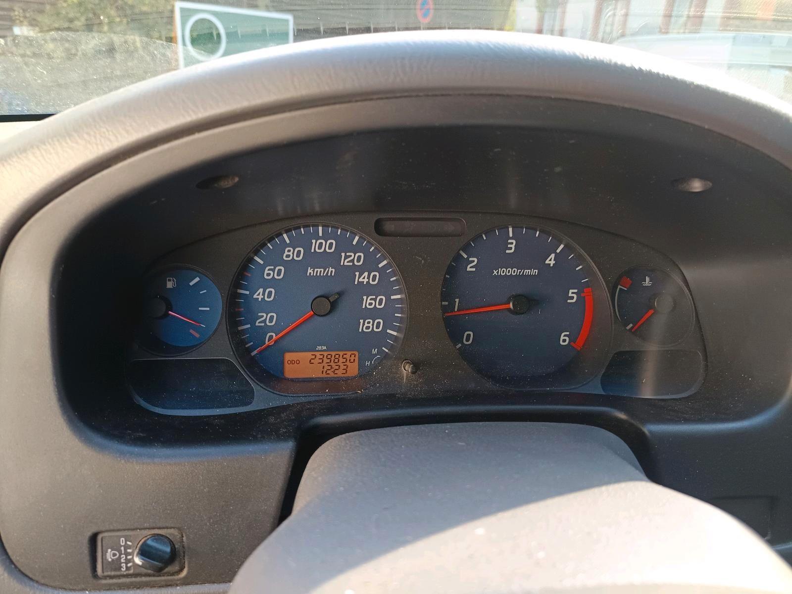 Nissan NP300 2011 — photo 9