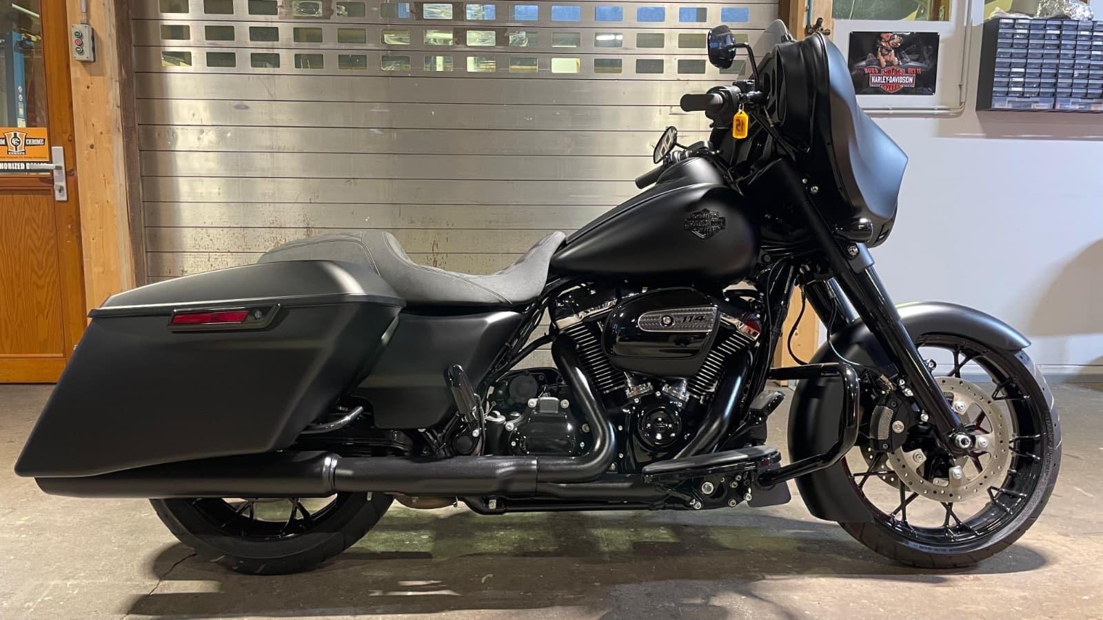 Harley-Davidson FLHXS Street Glide Special