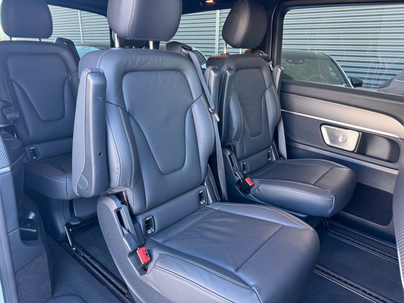 Fahrzeugabbildung Mercedes-Benz V 300 d 4MATIC EXCLUSIVE AMG Tische AHK2,5to