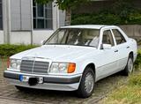 Mercedes-Benz E 260 - Mercedes-Benz E 260 mit Benzin-Antrieb: Limousine