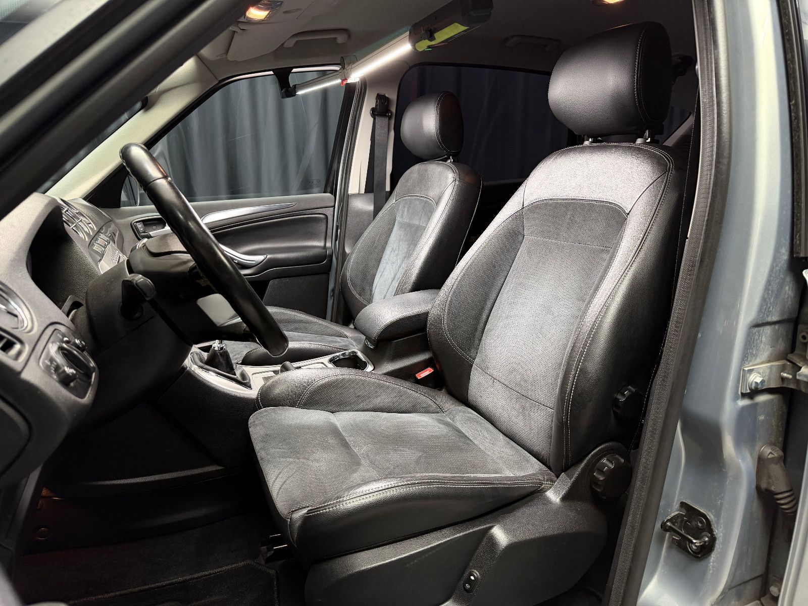 Fahrzeugabbildung Ford S-MAX Titanium|AHK|HU 05/2027