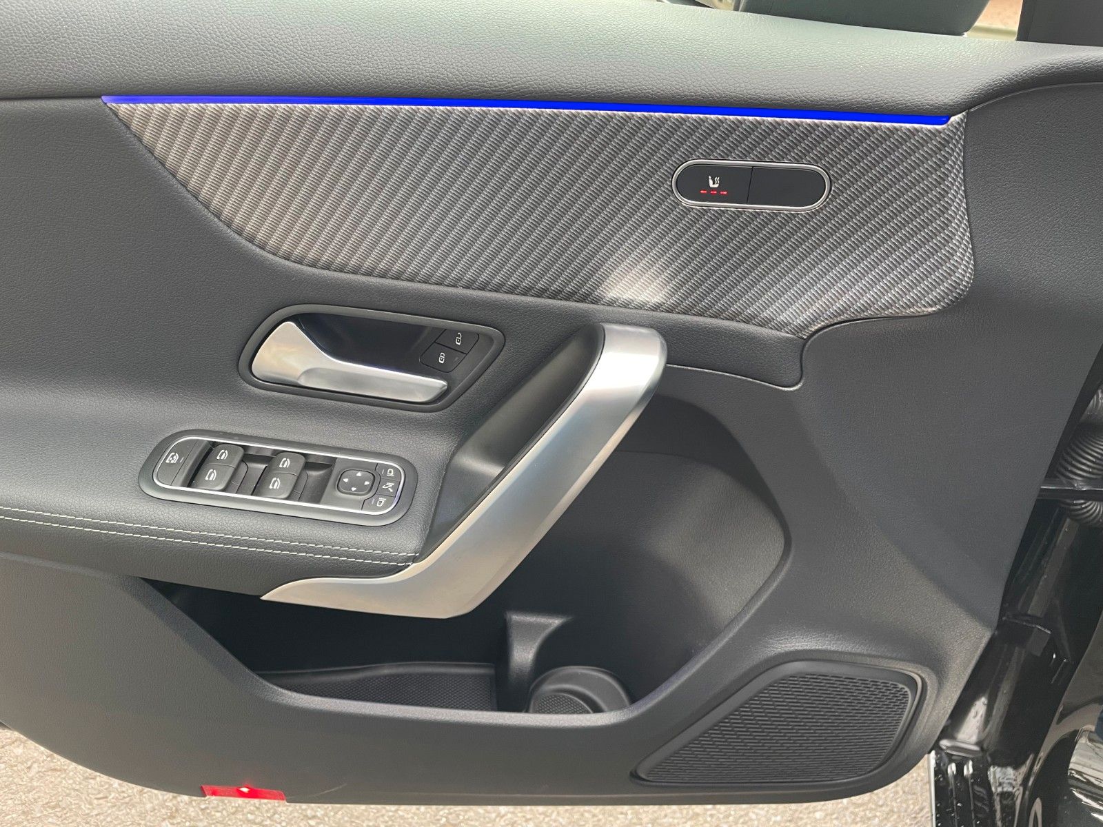 Fahrzeugabbildung Mercedes-Benz A 180 Progressive Night+AHK+R-Kamera+Ambiente