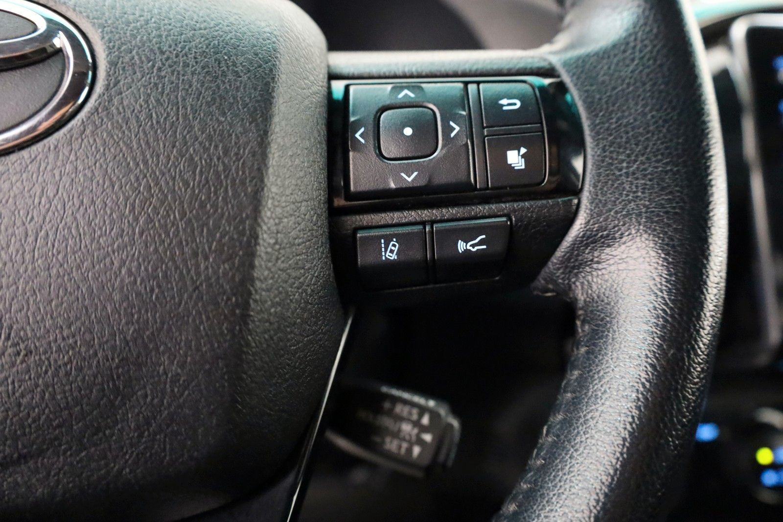 Fahrzeugabbildung Toyota Hilux 2.8 D-4D Invincible,4x4 Doka,CarPlay,Rollo