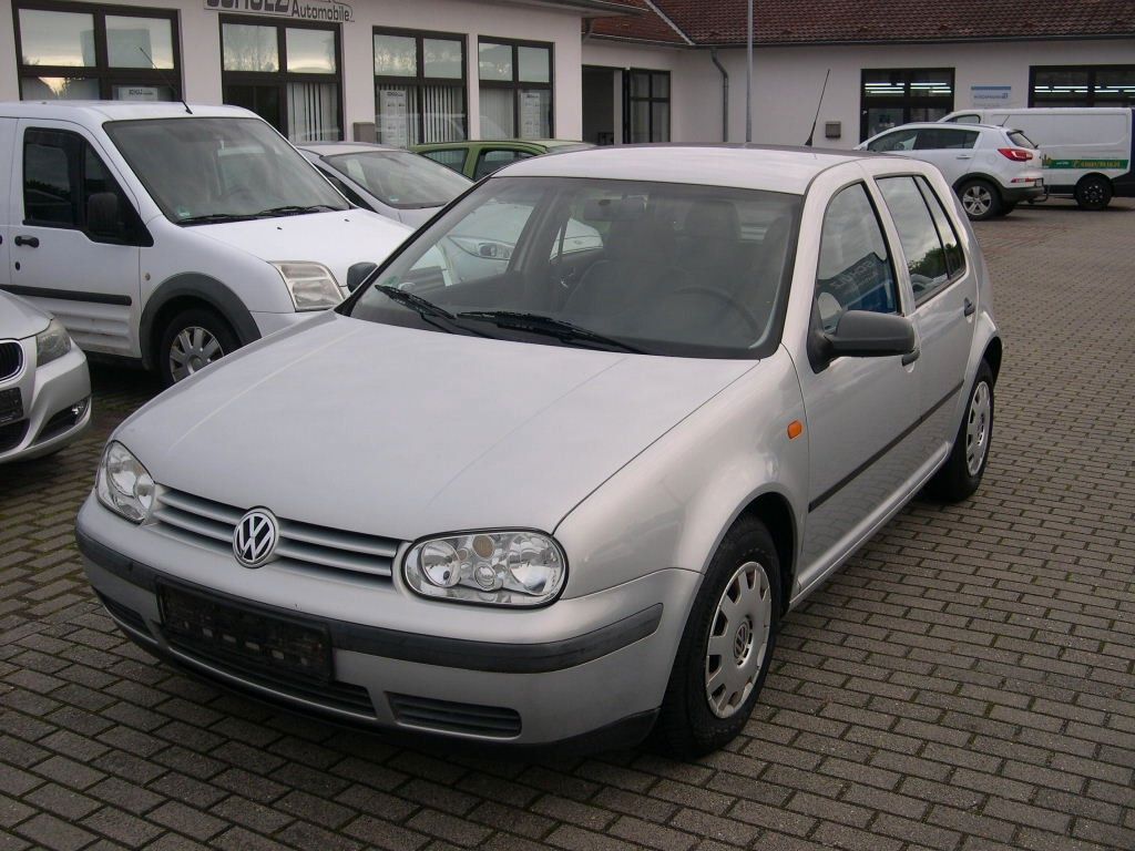 Fahrzeugabbildung Volkswagen Golf 5-Türer+KLIMAAUTOMATIK+100PS