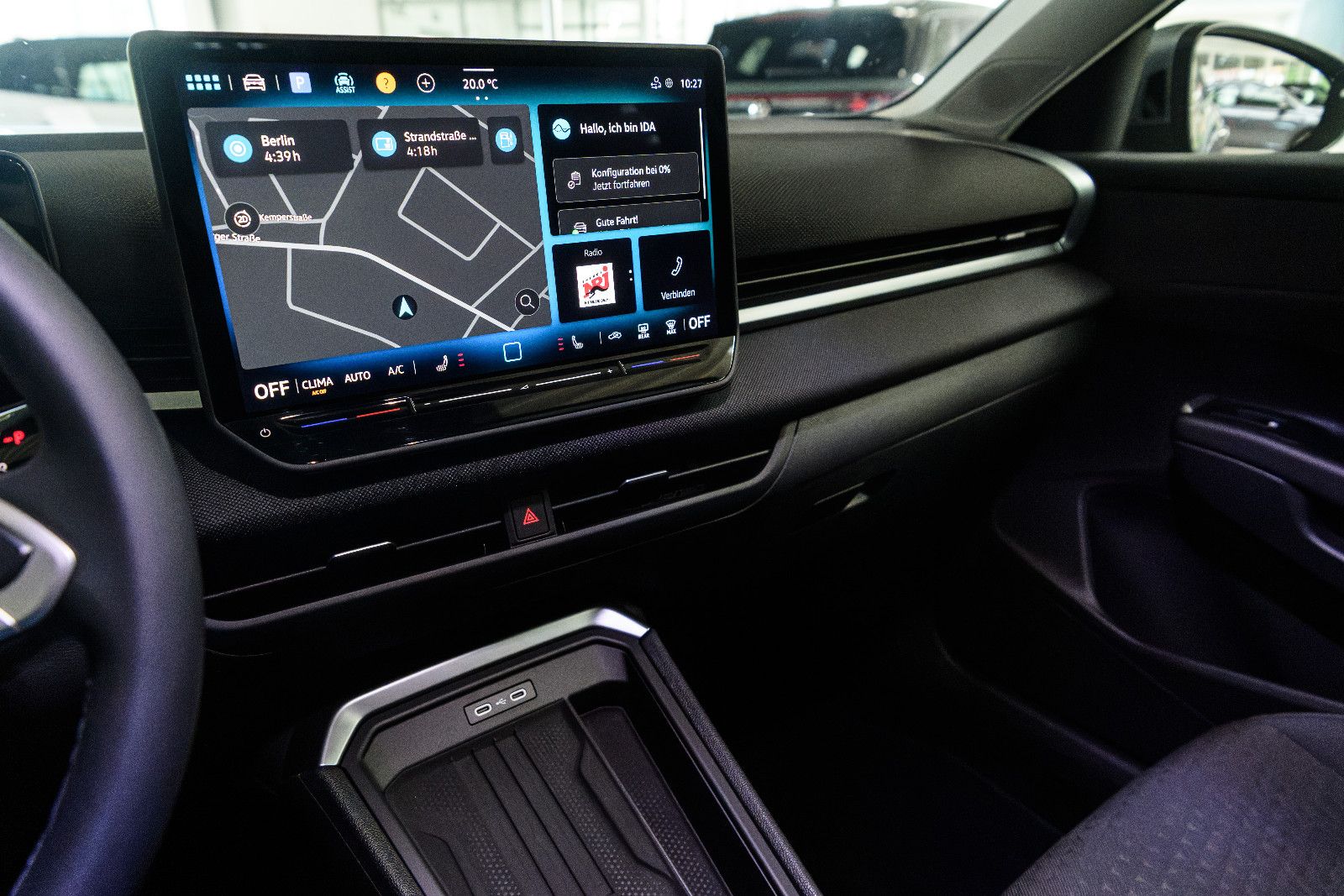 Fahrzeugabbildung Volkswagen T-Roc Life 1.5 eTSI DSG LED+NAVI+RFK+SHZ+ACC