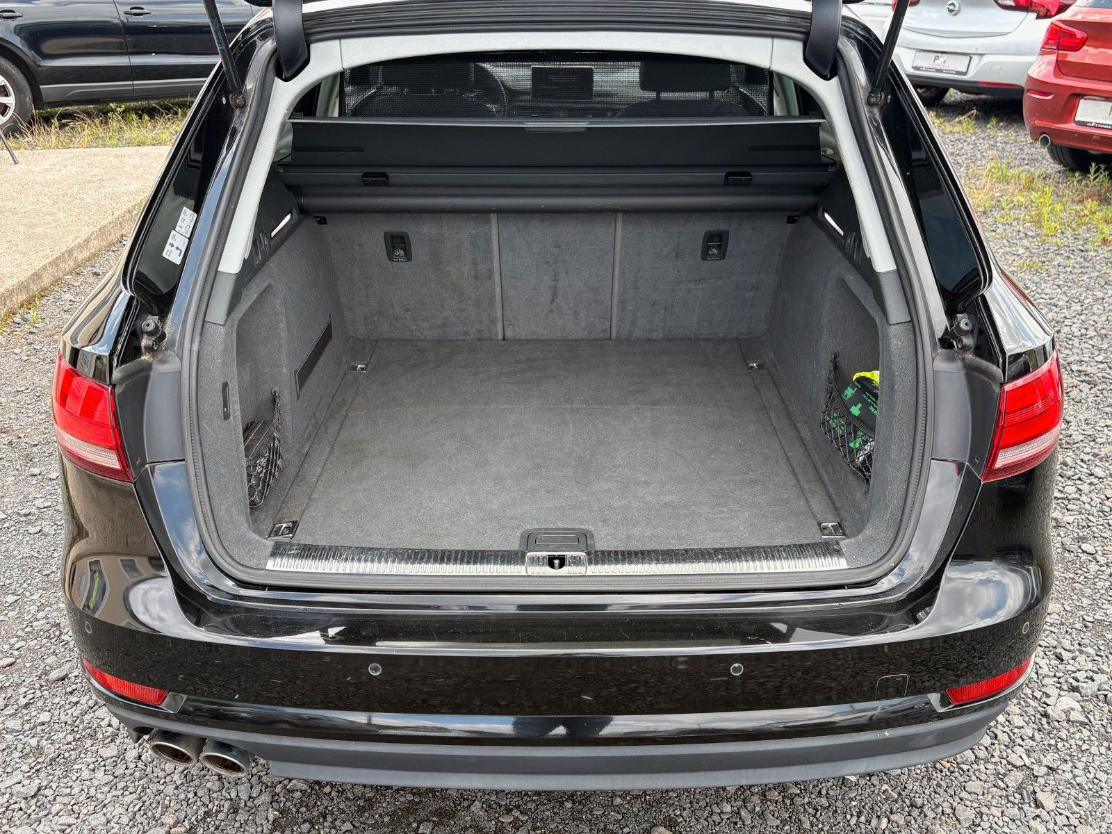 Fahrzeugabbildung Audi A4 2.0 TDI quattro Aut Navi Leder Xenon AHK SPOR