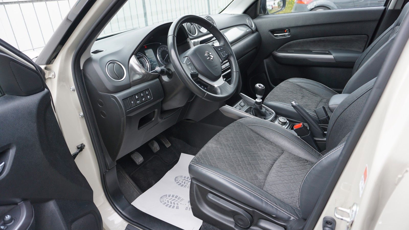 Fahrzeugabbildung Suzuki Vitara 1.4 Mild-Hybrid Comfort+ 4x4, Navi, LED