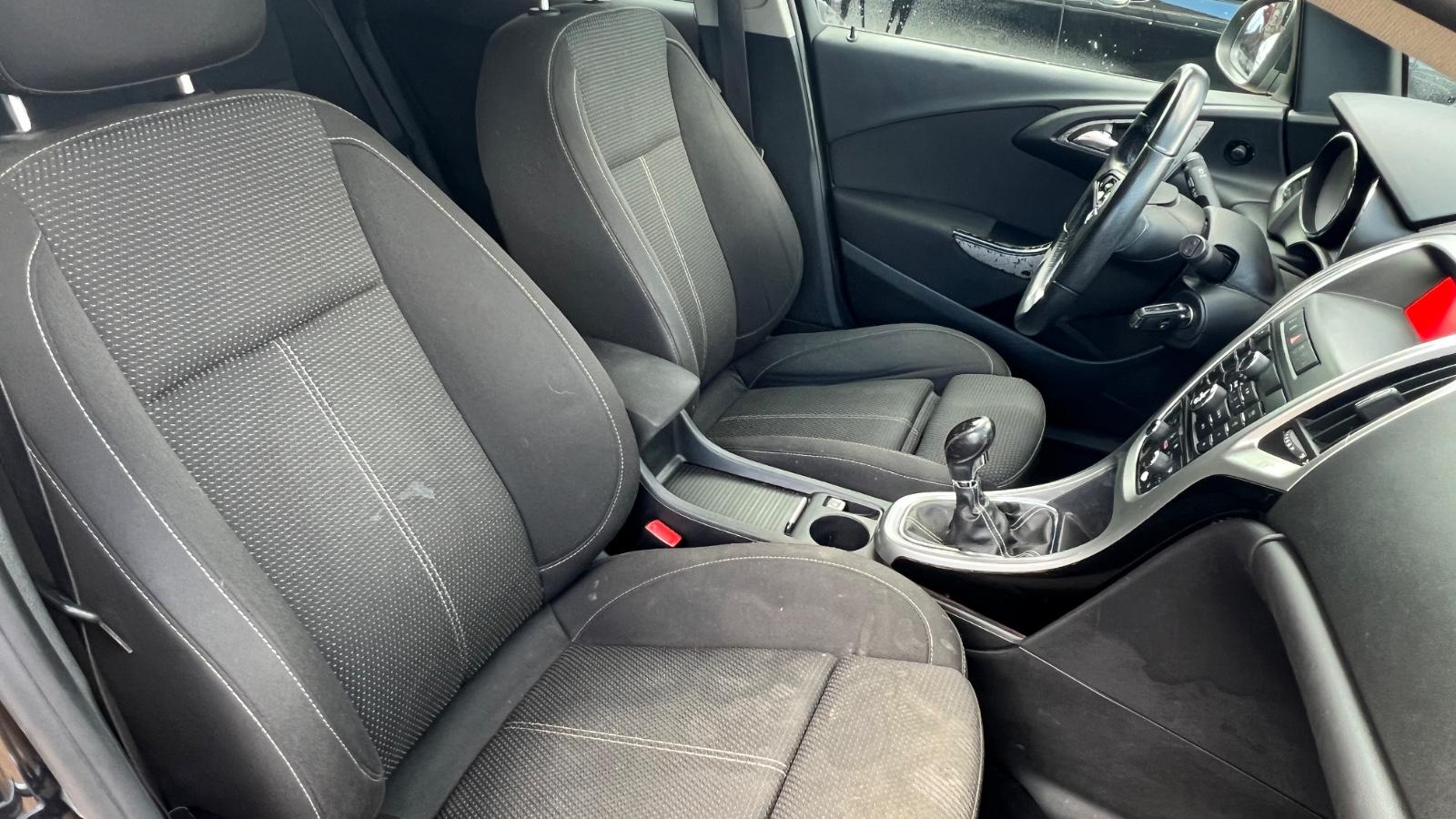 Opel Astra 2011 — photo 10