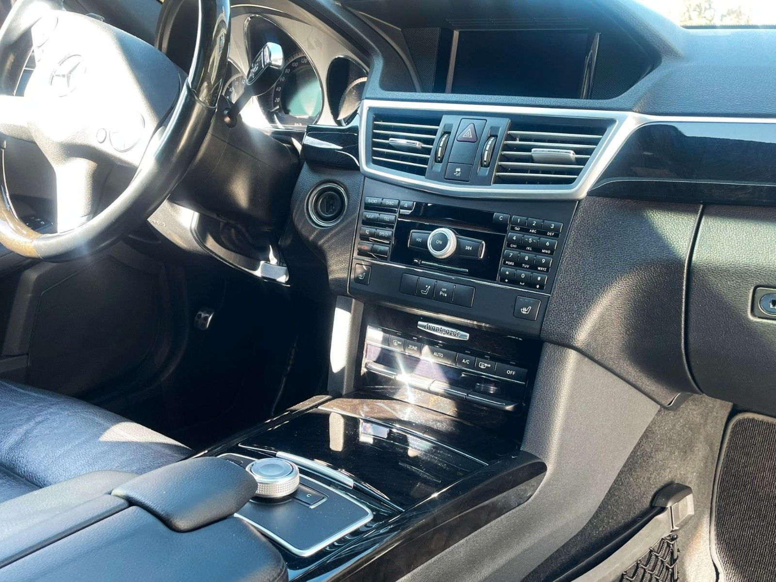 Fahrzeugabbildung Mercedes-Benz E 300 T CDI 7G AUT**AMG**LEDER NAVI GLASSD XENON