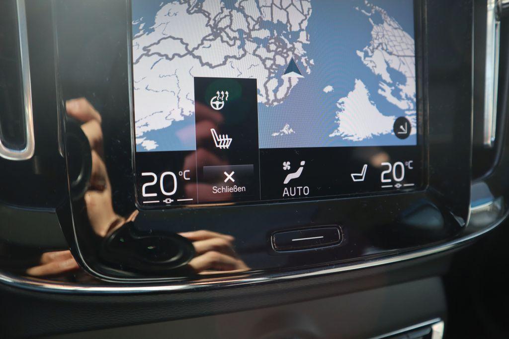Volvo XC40 T3 Momentum Pro |PANORAMA|R-KAMERA|NAVI|