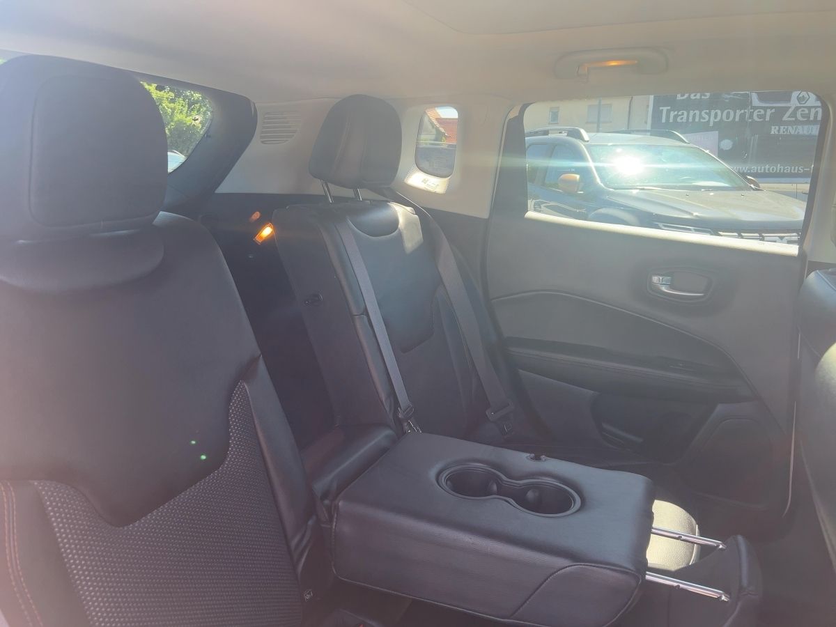 Fahrzeugabbildung Jeep Compass Limited 1.4 MultiAir 4WD ACC Glasdach