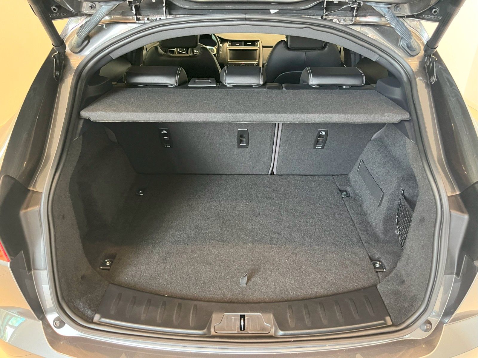 Fahrzeugabbildung Jaguar E-PACE D150 R-Dynamic S AWD Black Pack