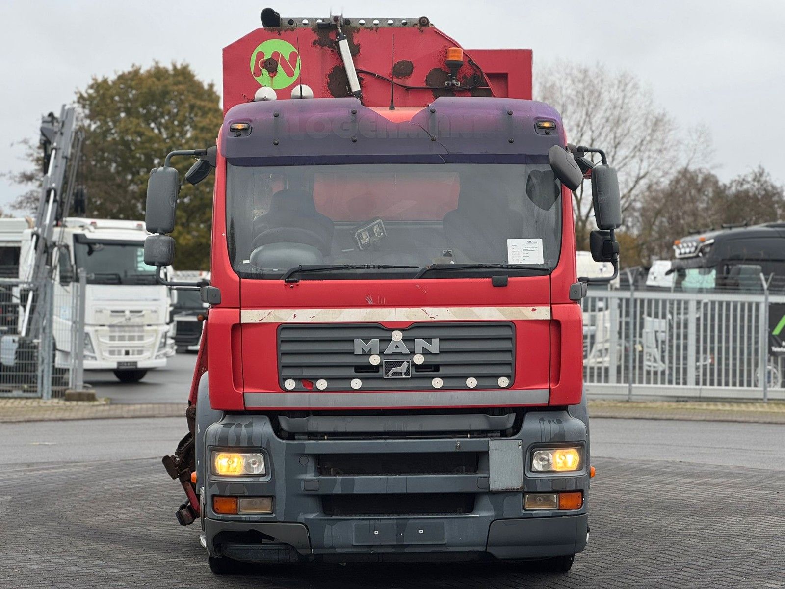 Fahrzeugabbildung MAN TGA 26.320 B/L  6x2 Faun Seitenlader Müllwagen